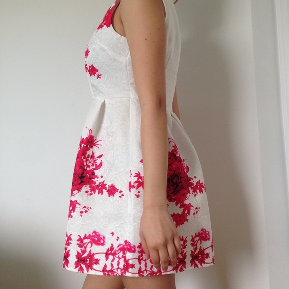 White dress with beautiful pink flower Small - Picture 2 of 5